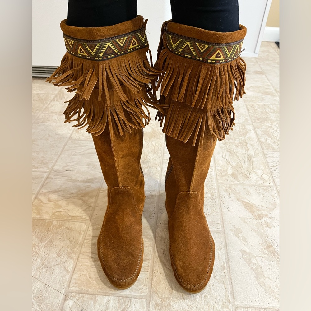 Minnetonka boots size 9